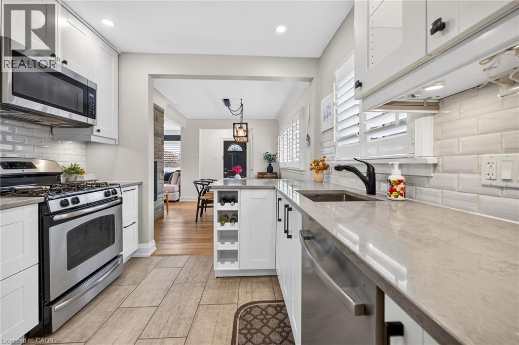 4 Compton Place, Hamilton, ON - Indoor Photo Showing Kitchen With Upgraded Kitchen