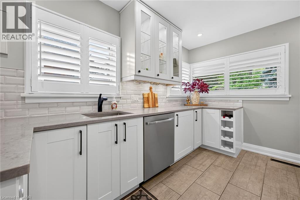 4 Compton Place, Hamilton, ON - Indoor Photo Showing Kitchen