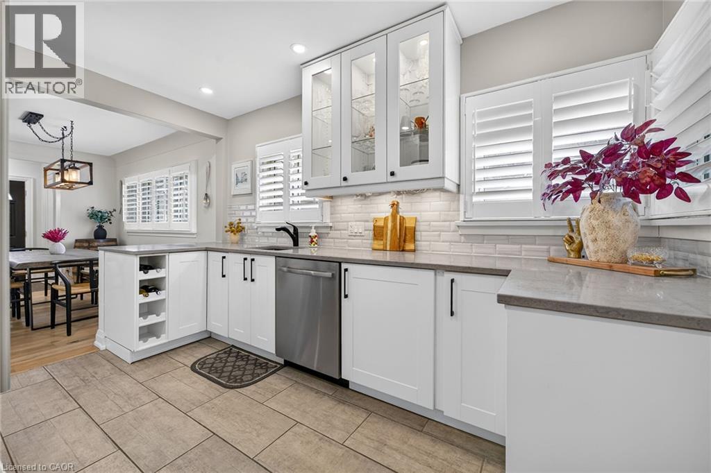 4 Compton Place, Hamilton, ON - Indoor Photo Showing Kitchen With Upgraded Kitchen