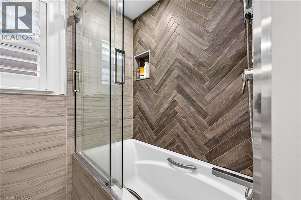 4 Compton Place, Hamilton, ON - Indoor Photo Showing Bathroom