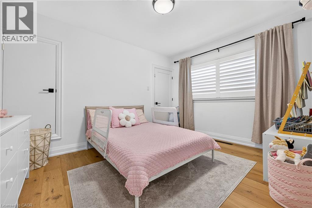 4 Compton Place, Hamilton, ON - Indoor Photo Showing Bedroom
