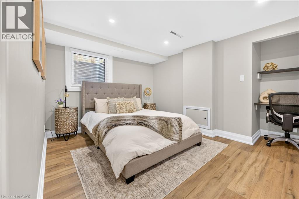 4 Compton Place, Hamilton, ON - Indoor Photo Showing Bedroom