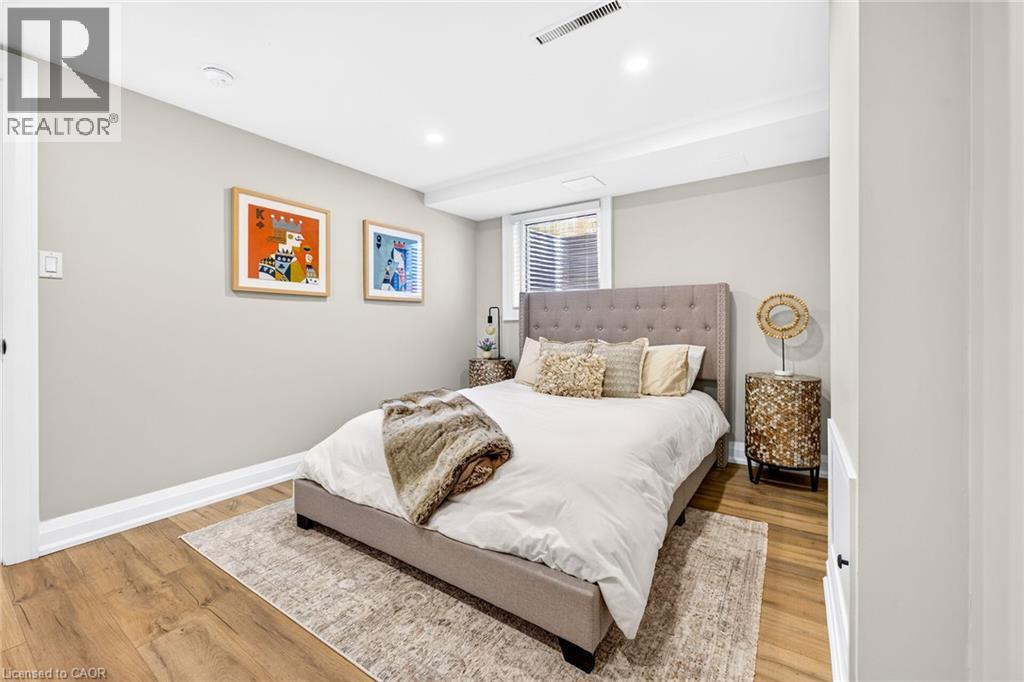 4 Compton Place, Hamilton, ON - Indoor Photo Showing Bedroom