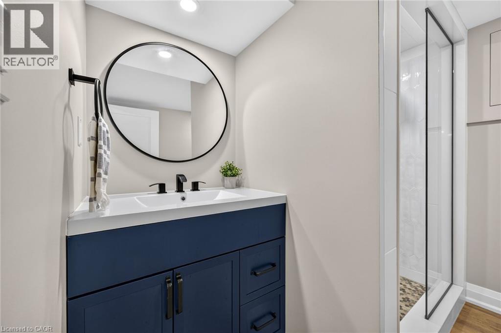 4 Compton Place, Hamilton, ON - Indoor Photo Showing Bathroom