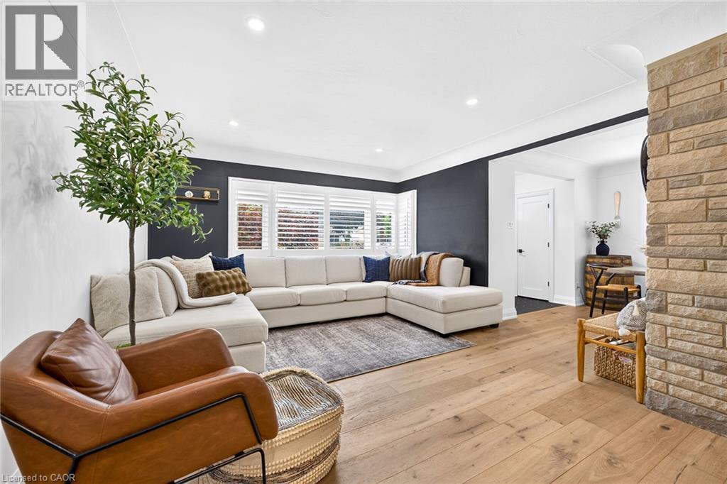 4 Compton Place, Hamilton, ON - Indoor Photo Showing Living Room