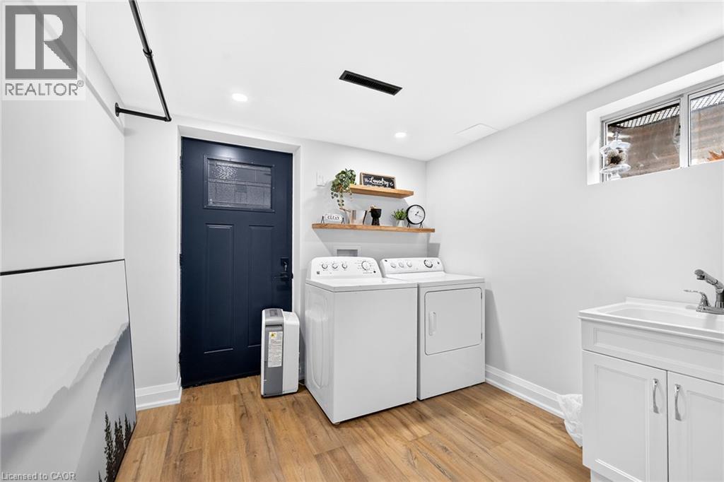 4 Compton Place, Hamilton, ON - Indoor Photo Showing Laundry Room