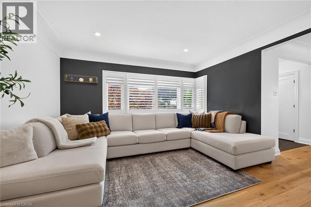 4 Compton Place, Hamilton, ON - Indoor Photo Showing Living Room
