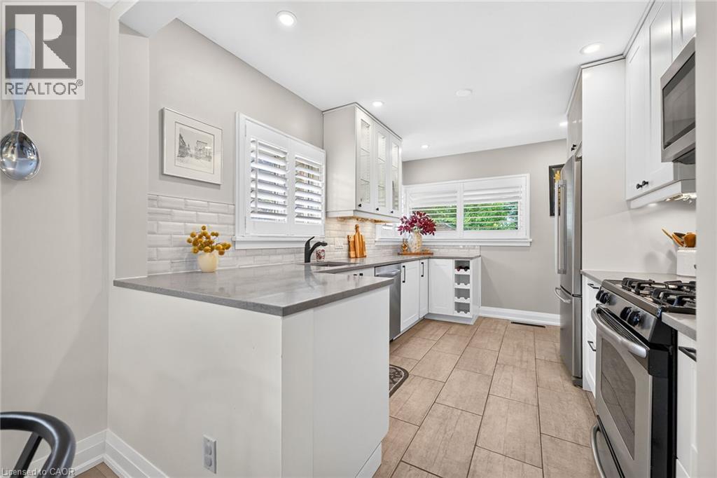 4 Compton Place, Hamilton, ON - Indoor Photo Showing Kitchen With Upgraded Kitchen