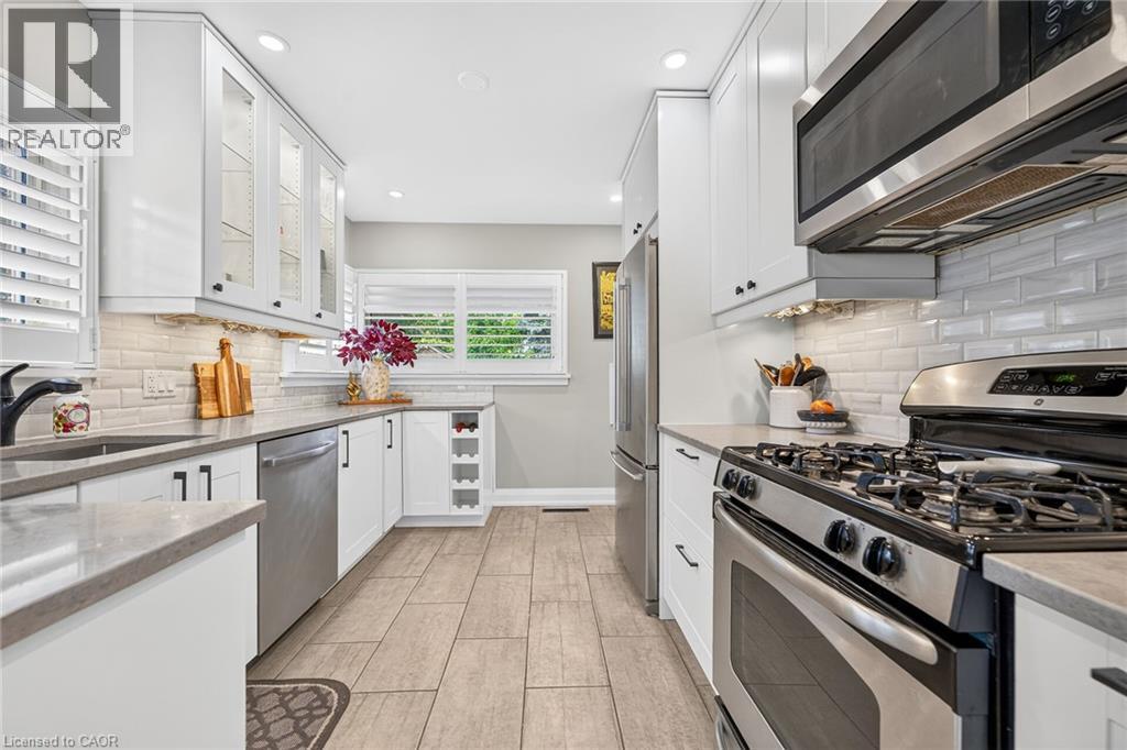 4 Compton Place, Hamilton, ON - Indoor Photo Showing Kitchen With Upgraded Kitchen