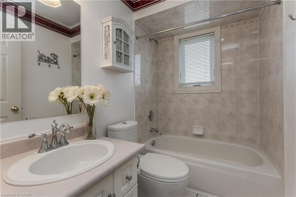 2010 Grovetree Lane, Burlington, ON - Indoor Photo Showing Bathroom