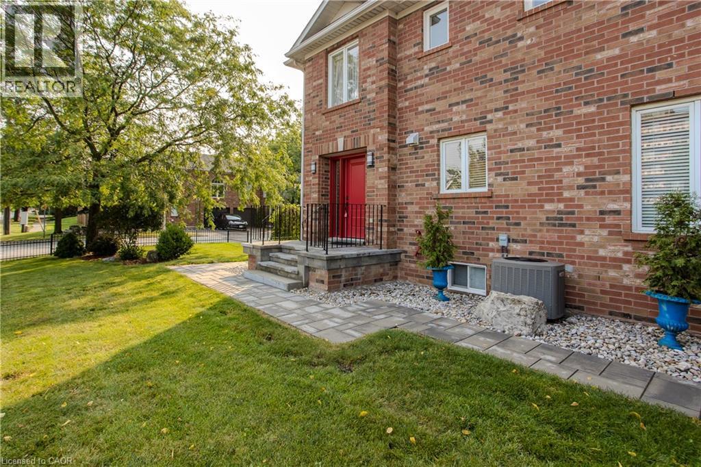 2010 Grovetree Lane, Burlington, ON - Outdoor