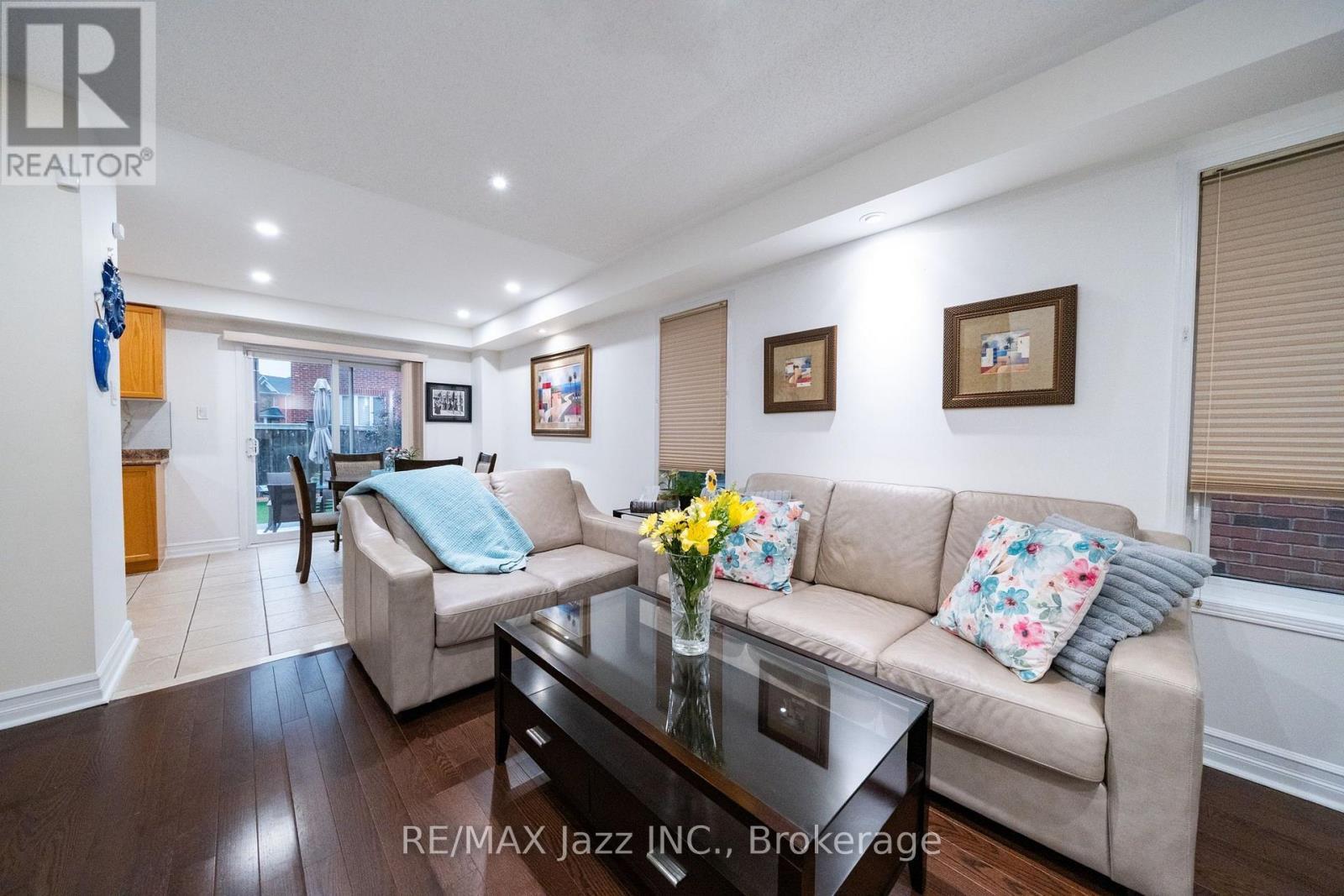 412 Reeves Way Boulevard, Whitchurch-Stouffville (Stouffville), ON - Indoor Photo Showing Living Room