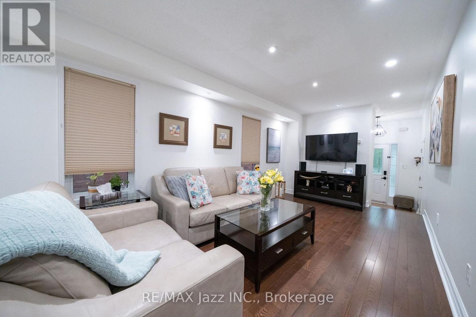412 Reeves Way Boulevard, Whitchurch-Stouffville (Stouffville), ON - Indoor Photo Showing Living Room