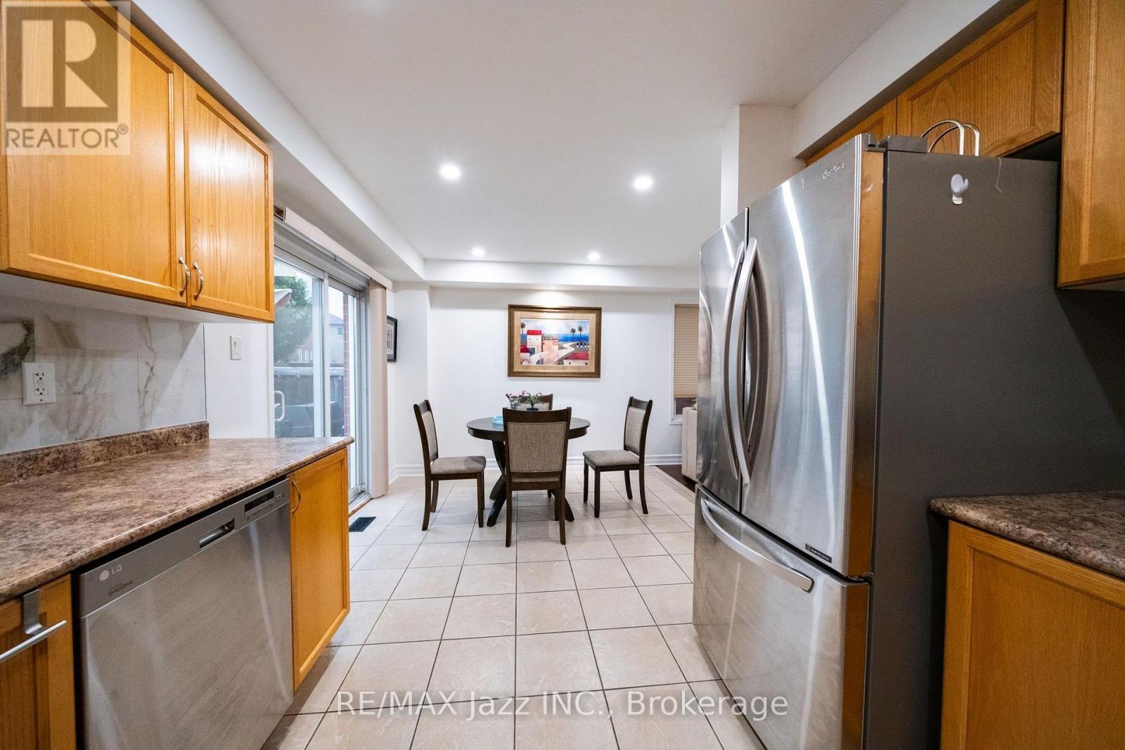 412 Reeves Way Boulevard, Whitchurch-Stouffville (Stouffville), ON - Indoor Photo Showing Kitchen