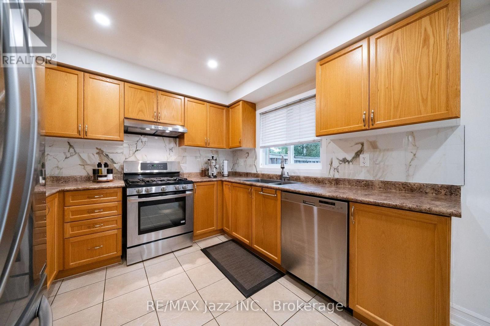 412 Reeves Way Boulevard, Whitchurch-Stouffville (Stouffville), ON - Indoor Photo Showing Kitchen With Double Sink