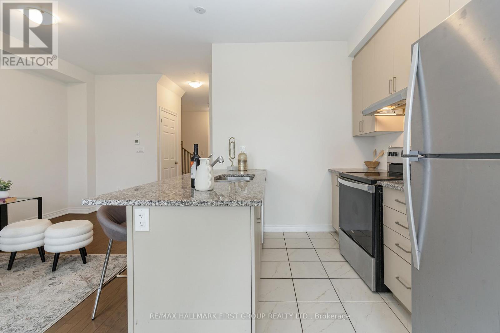 77 Air Dancer Crescent, Oshawa, ON - Indoor Photo Showing Kitchen With Upgraded Kitchen