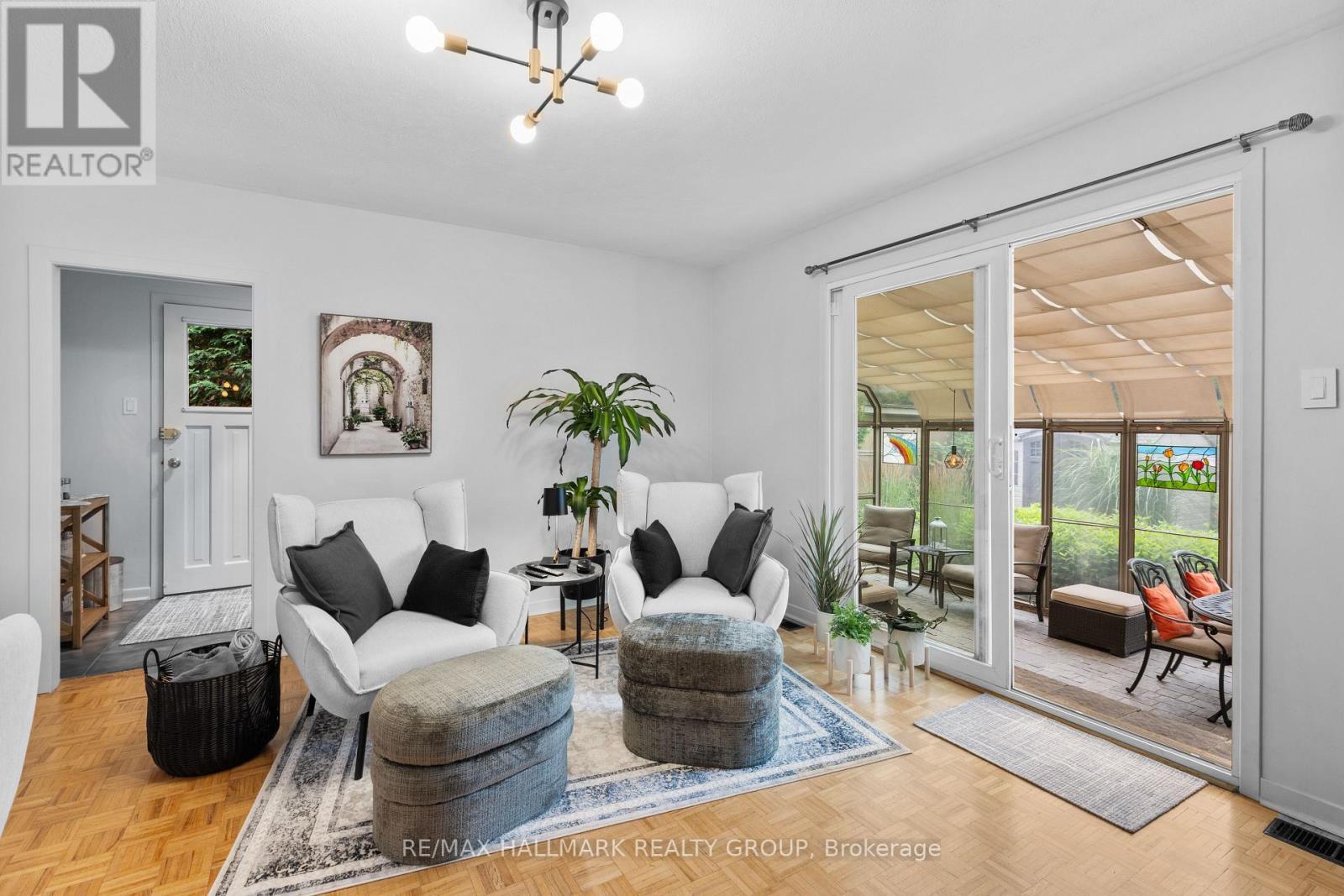 932 Dresden Crescent, Ottawa, ON - Indoor Photo Showing Living Room