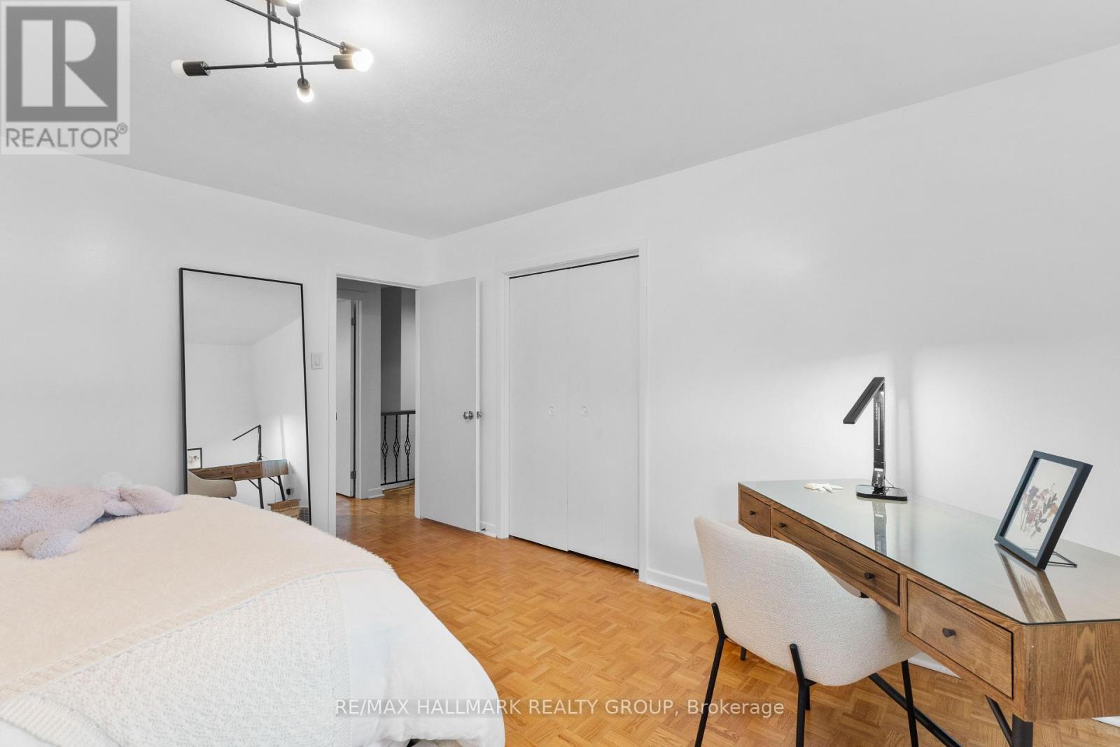 932 Dresden Crescent, Ottawa, ON - Indoor Photo Showing Bedroom