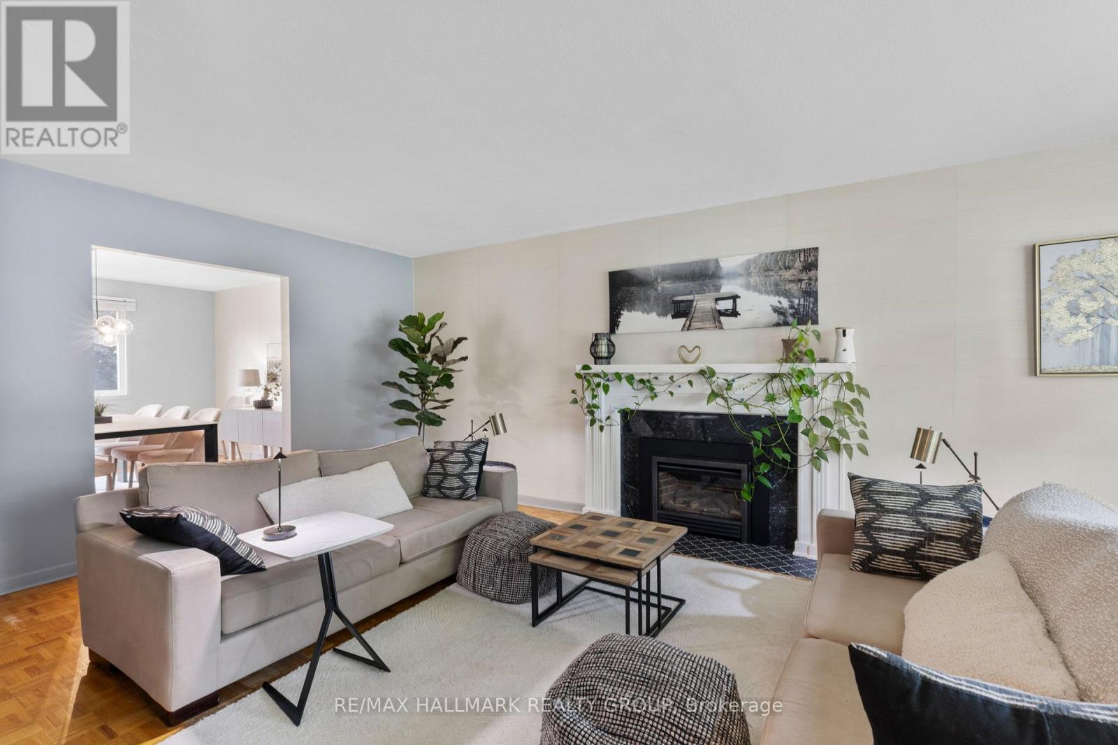 932 Dresden Crescent, Ottawa, ON - Indoor Photo Showing Living Room With Fireplace