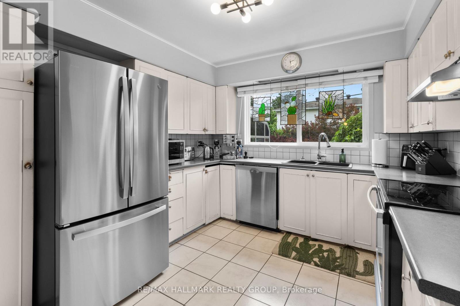 932 Dresden Crescent, Ottawa, ON - Indoor Photo Showing Kitchen With Double Sink