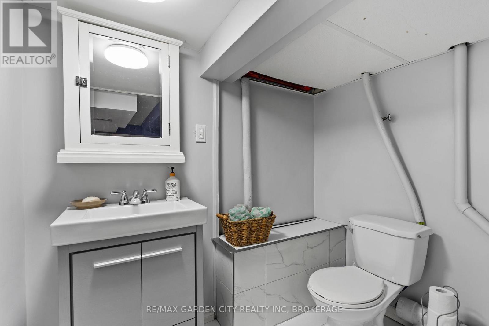 291 Alberta Street, Welland (Lincoln/Crowland), ON - Indoor Photo Showing Bathroom