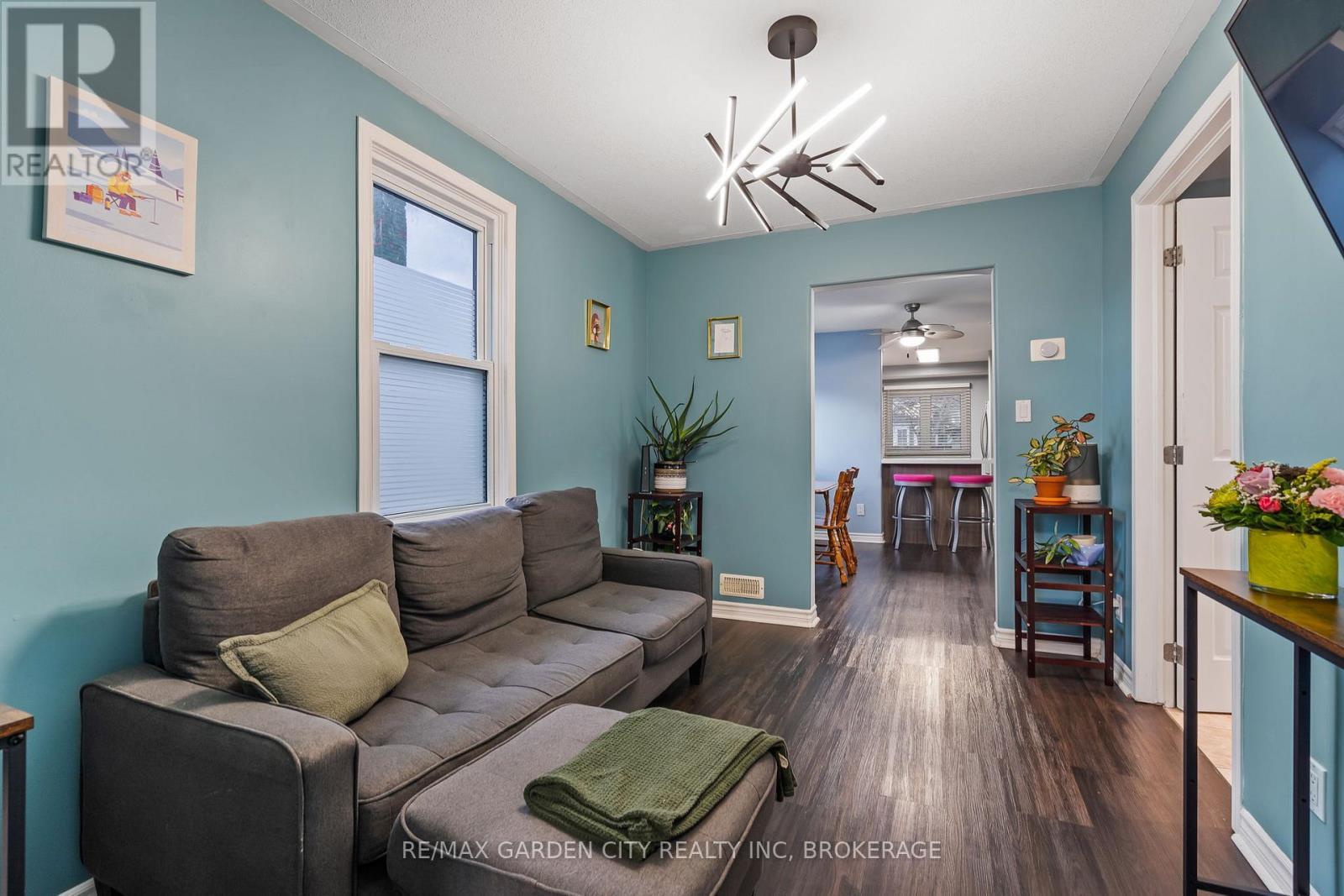 291 Alberta Street, Welland (Lincoln/Crowland), ON - Indoor Photo Showing Living Room
