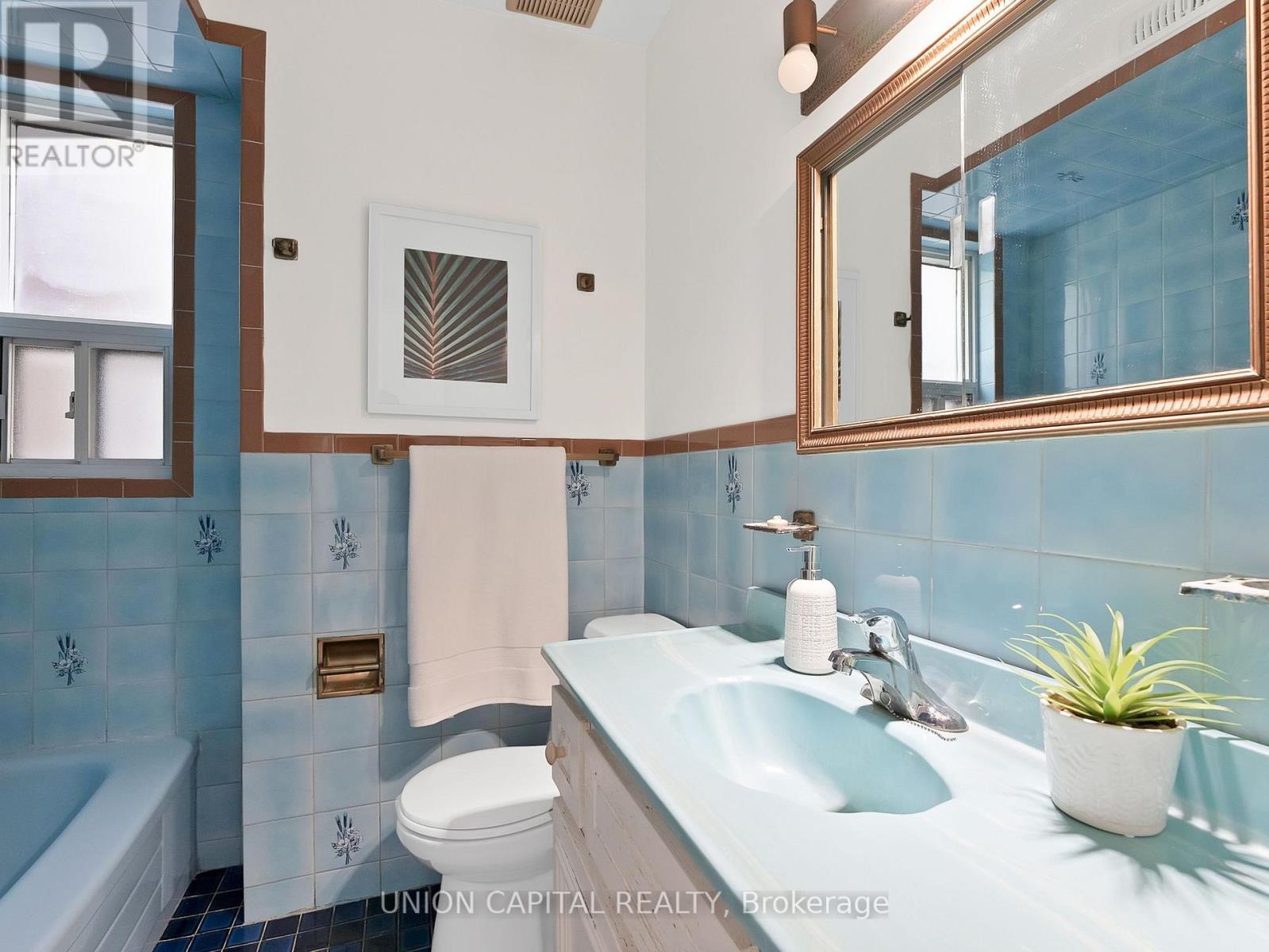 1373 Davenport Road, Toronto, ON - Indoor Photo Showing Bathroom