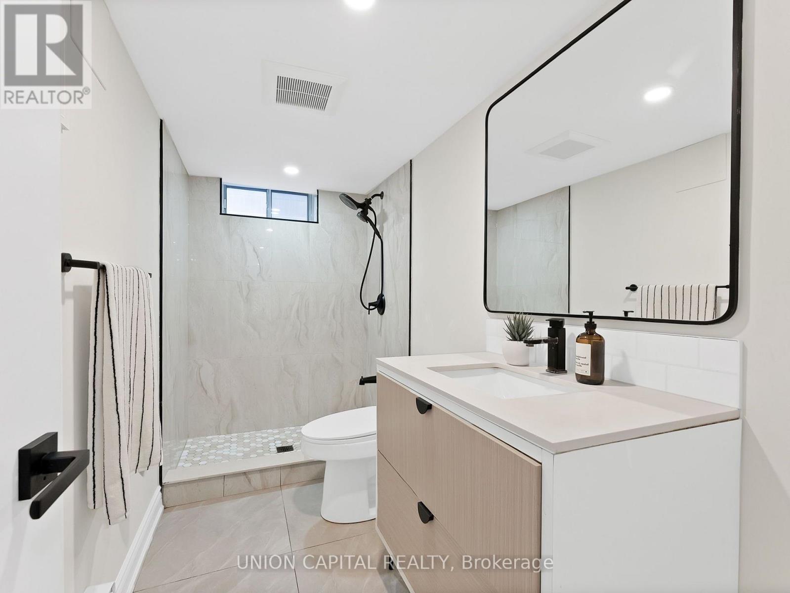 1373 Davenport Road, Toronto, ON - Indoor Photo Showing Bathroom