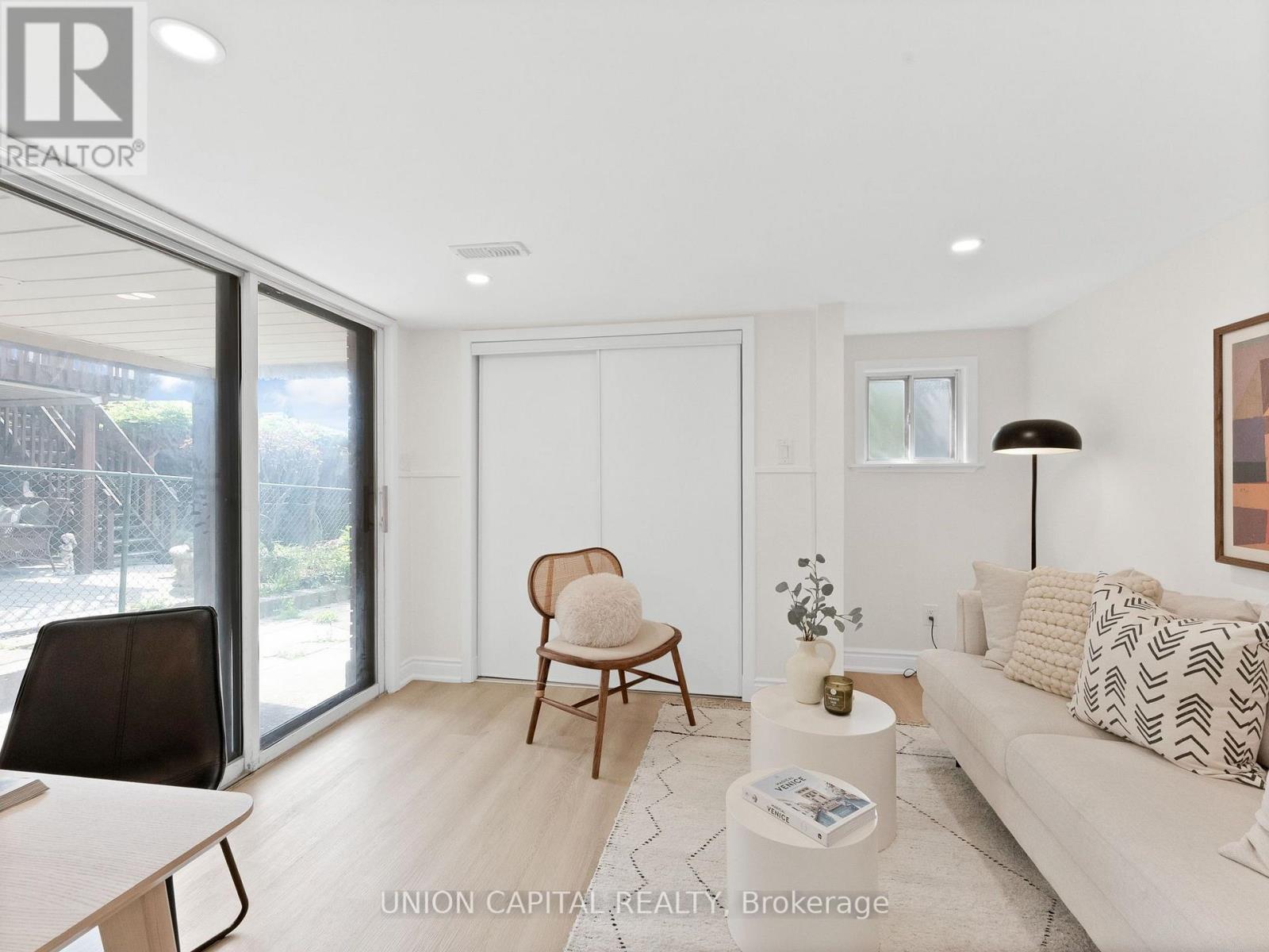 1373 Davenport Road, Toronto, ON - Indoor Photo Showing Living Room