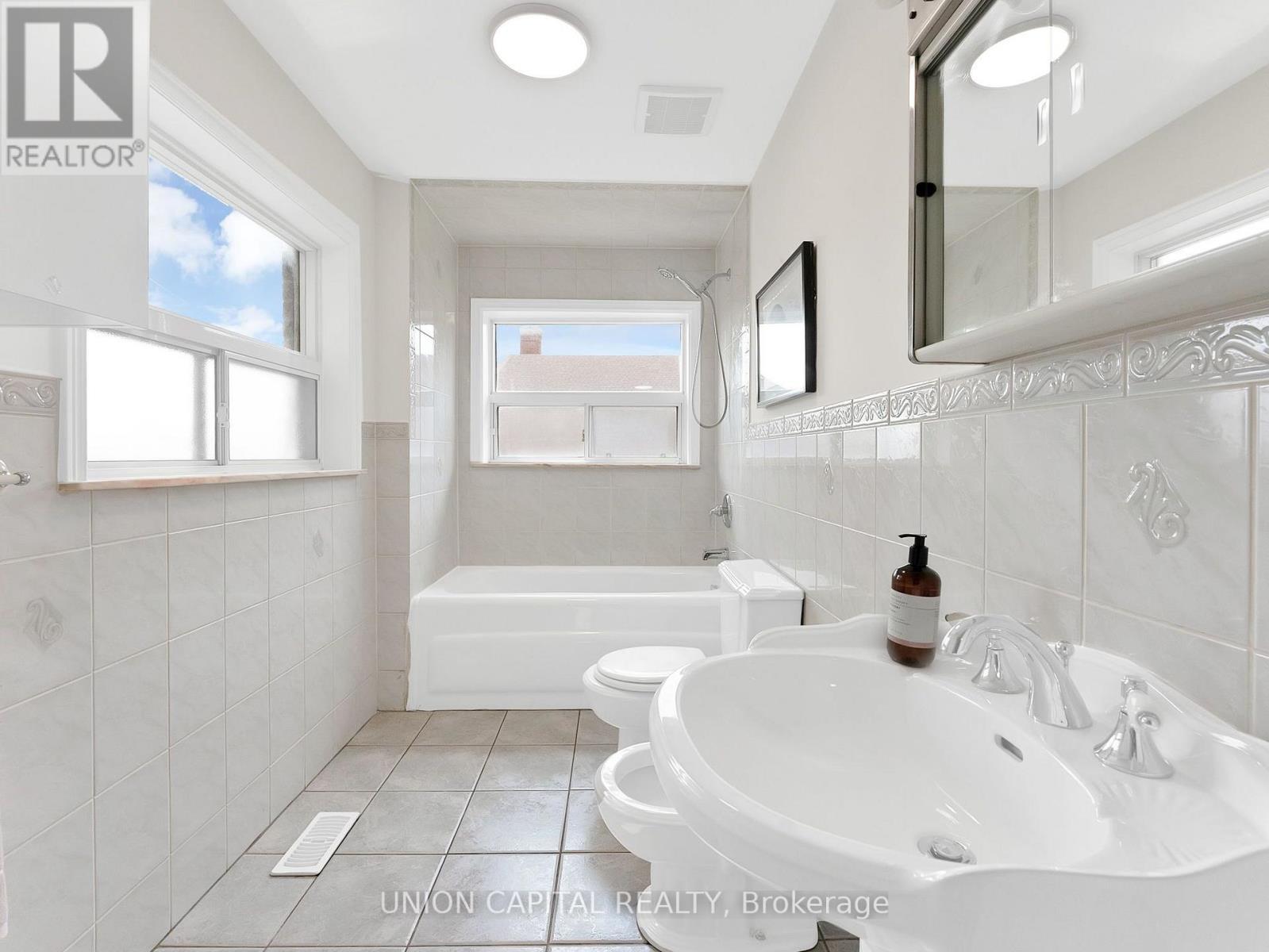 1373 Davenport Road, Toronto, ON - Indoor Photo Showing Bathroom