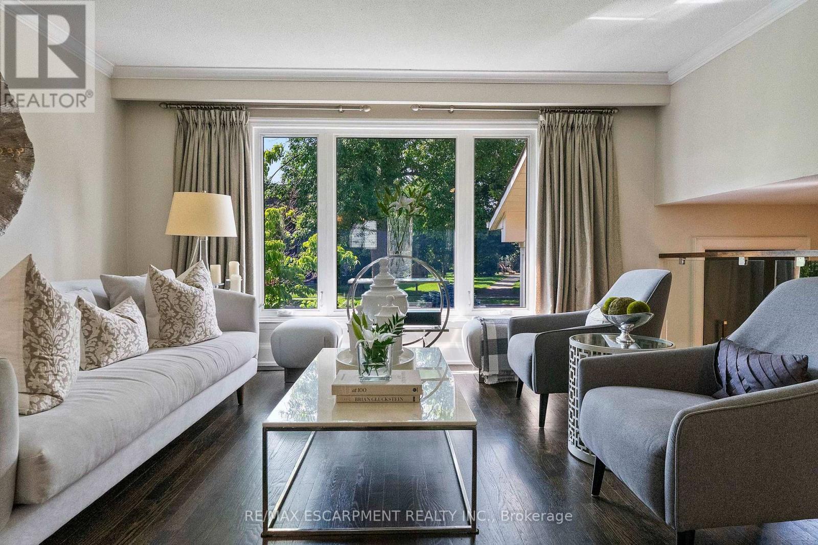 175 Mohawk Road, Oakville, ON - Indoor Photo Showing Living Room