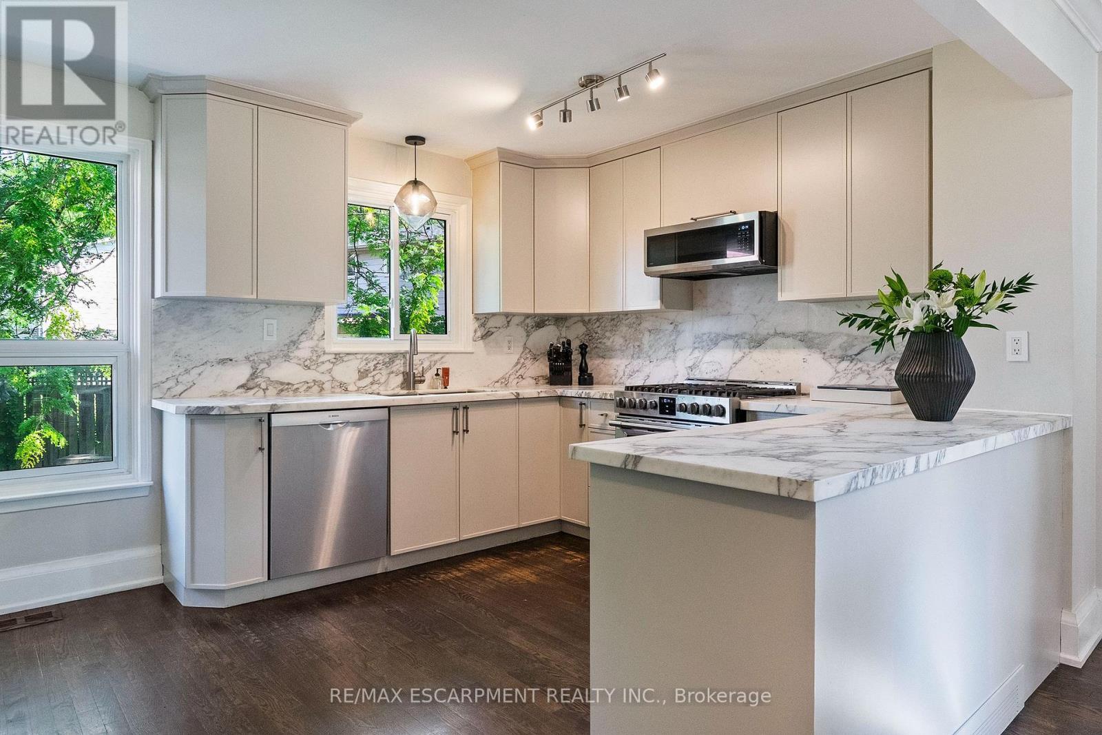 175 Mohawk Road, Oakville, ON - Indoor Photo Showing Kitchen With Upgraded Kitchen
