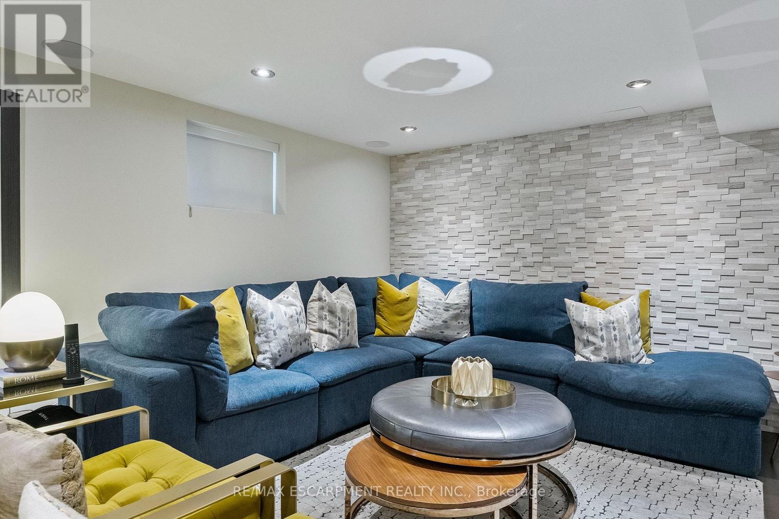 175 Mohawk Road, Oakville, ON - Indoor Photo Showing Living Room