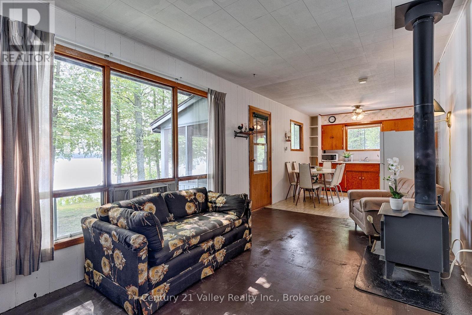 27A Maple Grove Lane, North Algona Wilberforce, ON - Indoor Photo Showing Living Room