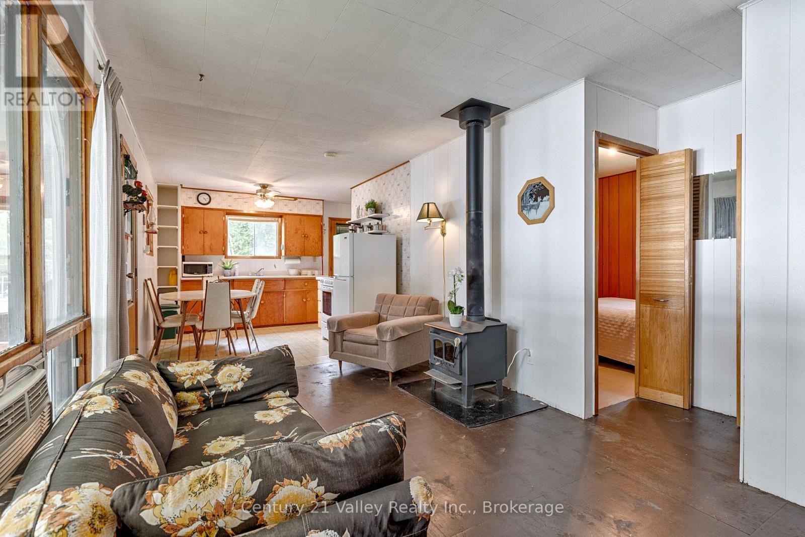 27A Maple Grove Lane, North Algona Wilberforce, ON - Indoor Photo Showing Living Room