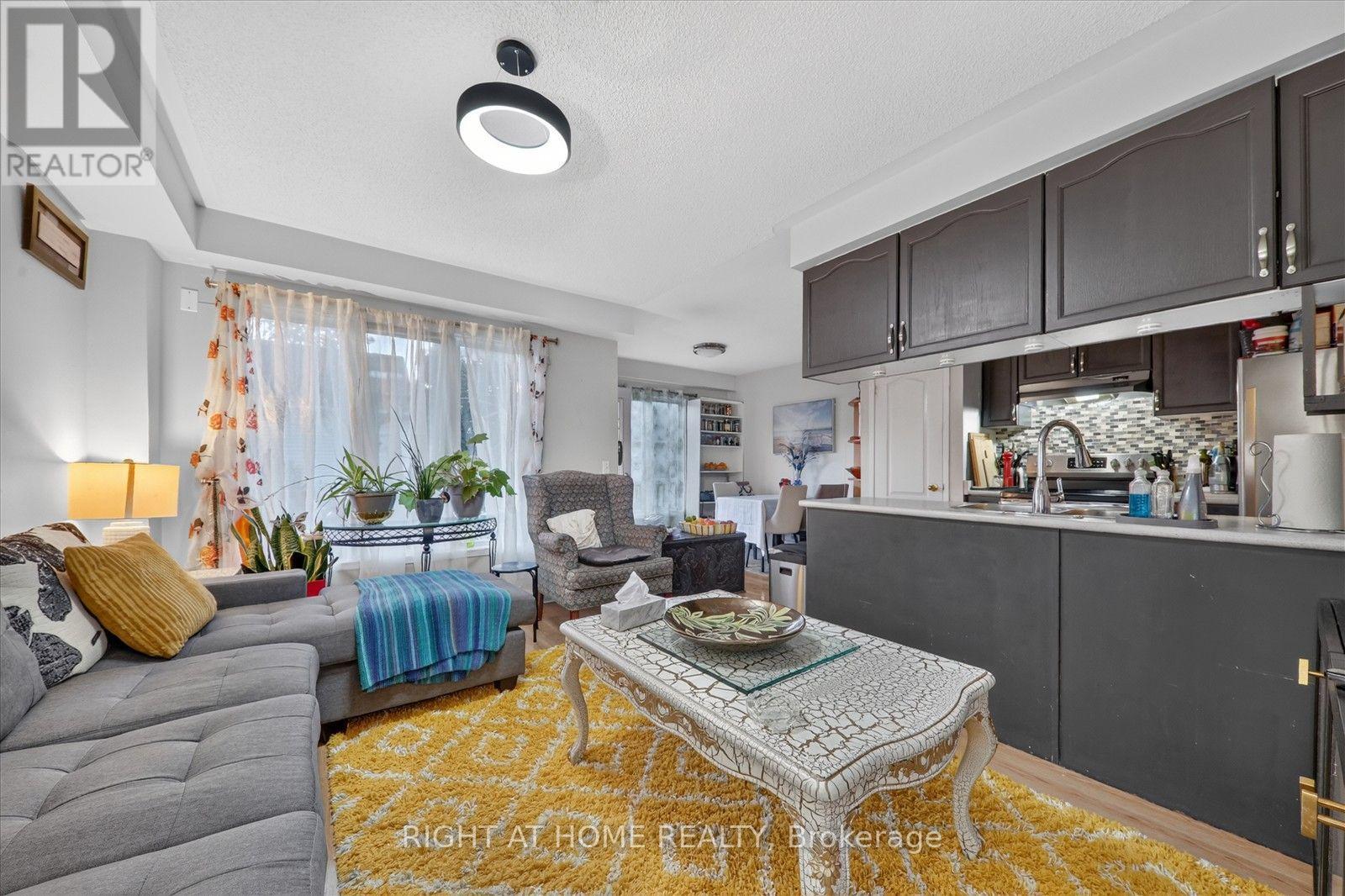 305 Alder Street, Orangeville, ON - Indoor Photo Showing Living Room