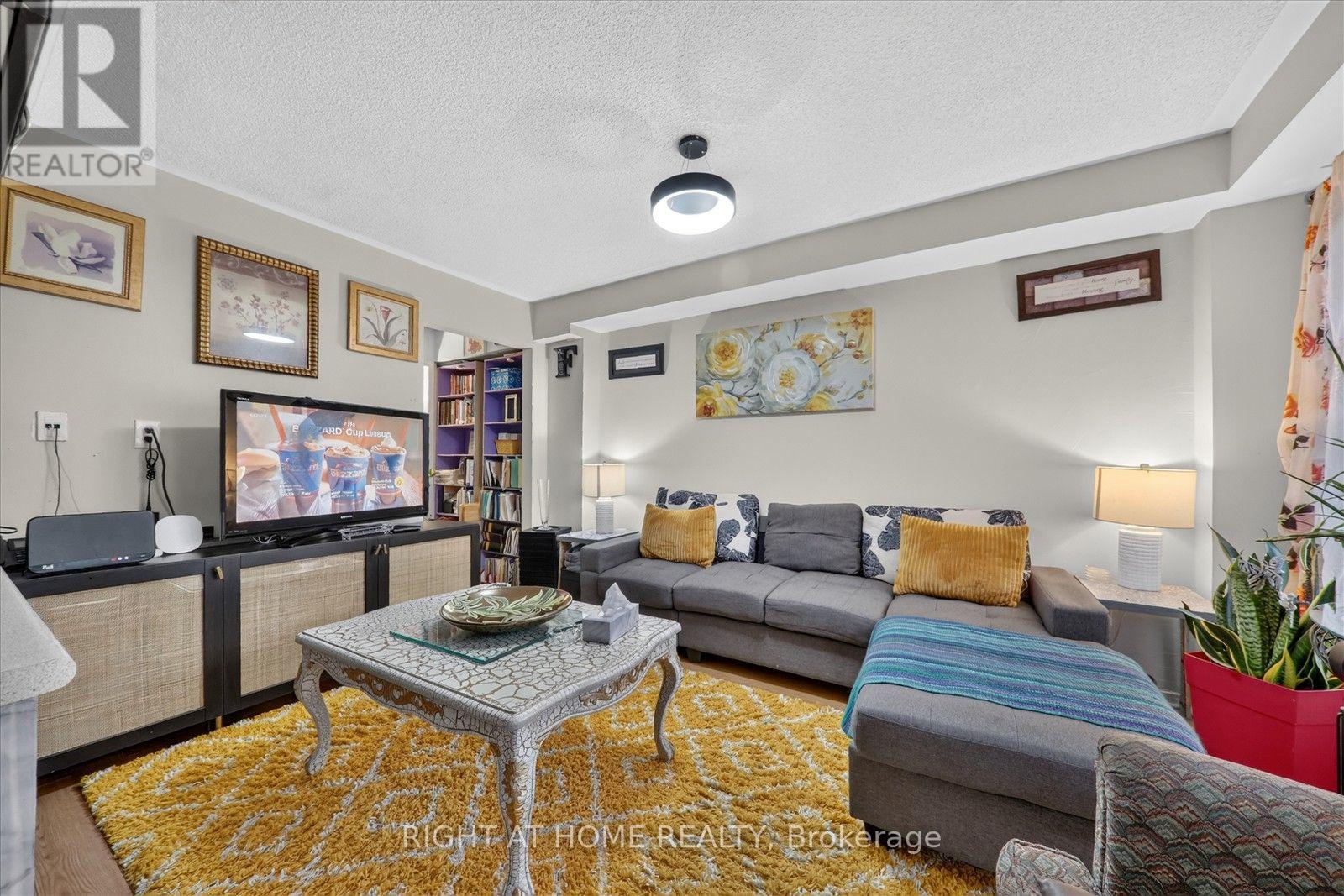 305 Alder Street, Orangeville, ON - Indoor Photo Showing Living Room