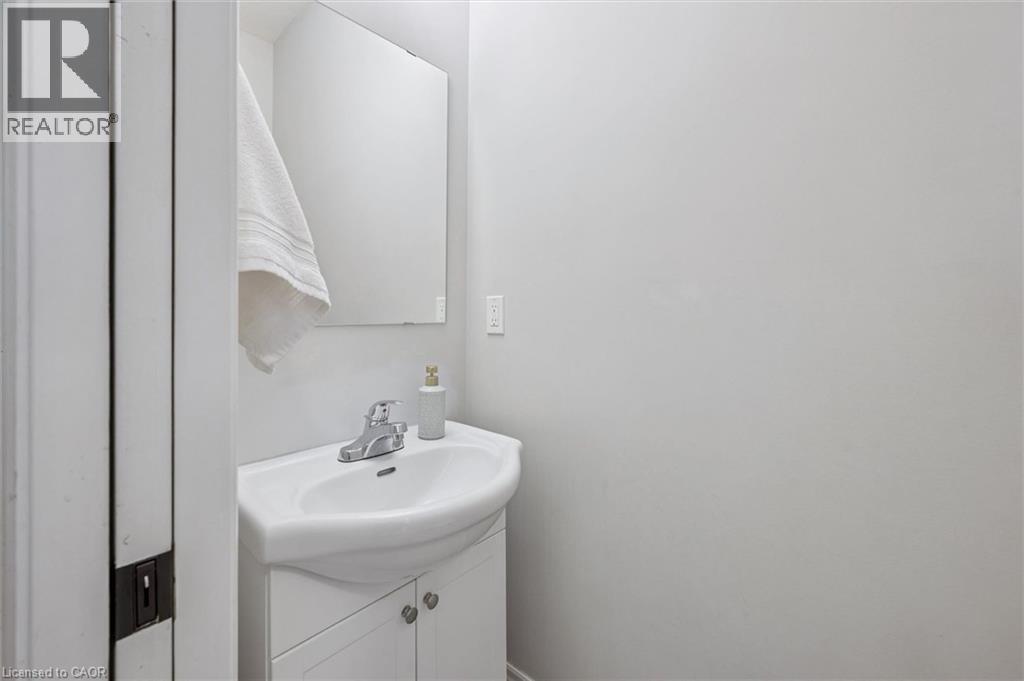 254 Gosling Gardens Unit# 12, Guelph, ON - Indoor Photo Showing Bathroom