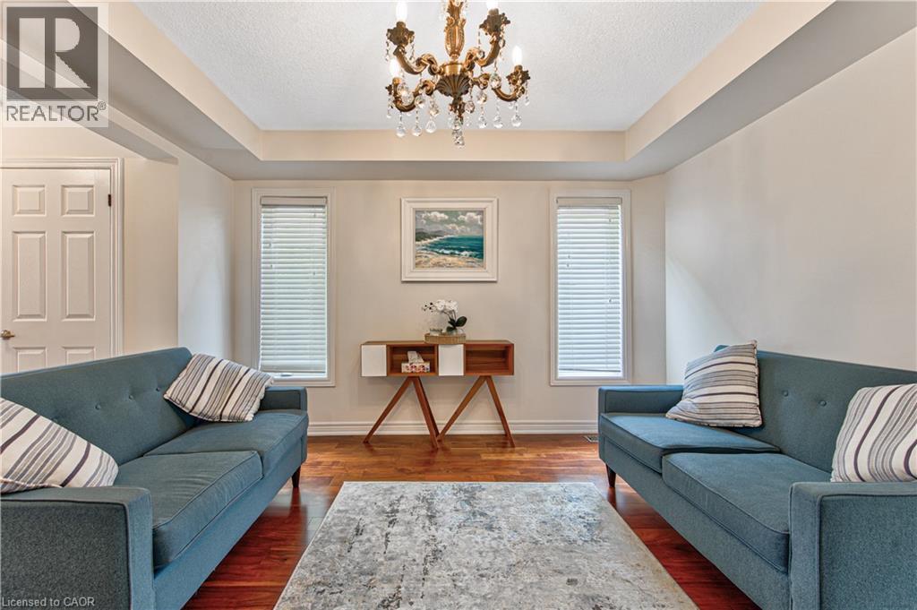 270 Springvalley Crescent, Hamilton, ON - Indoor Photo Showing Living Room