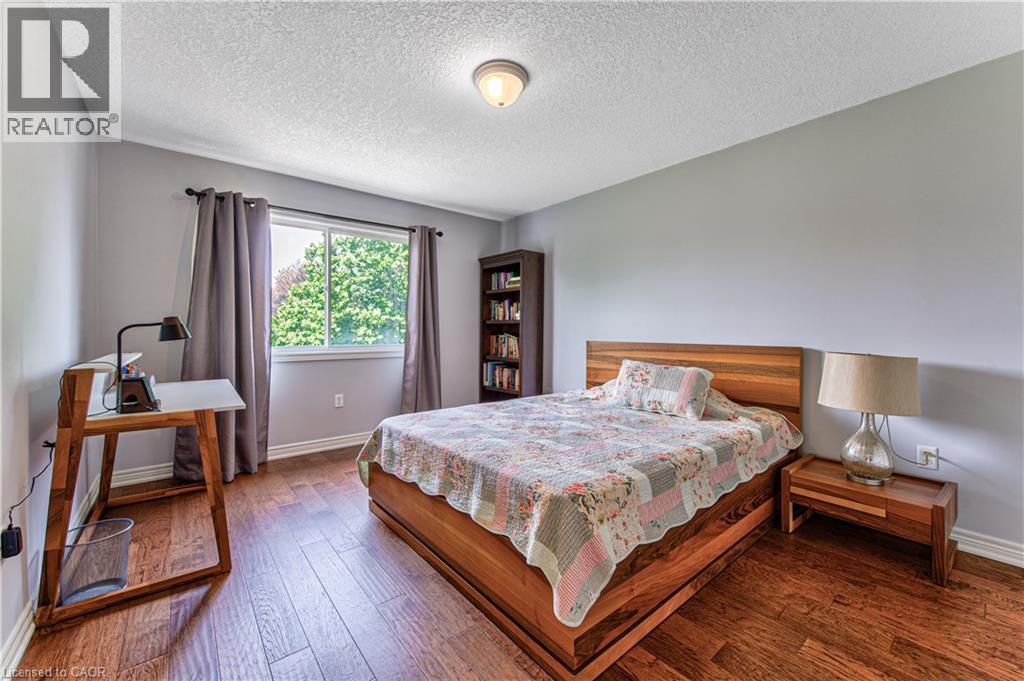 270 Springvalley Crescent, Hamilton, ON - Indoor Photo Showing Bedroom