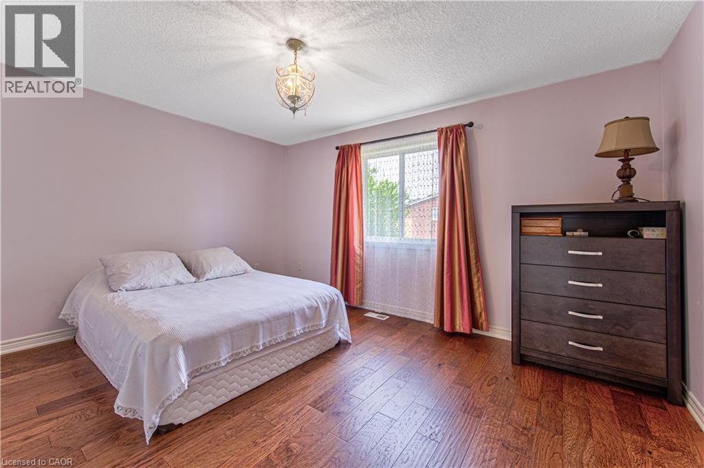 270 Springvalley Crescent, Hamilton, ON - Indoor Photo Showing Bedroom