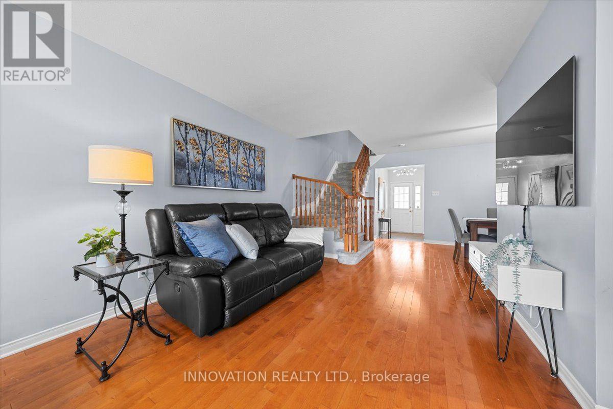 195 Golflinks Drive, Ottawa, ON - Indoor Photo Showing Living Room