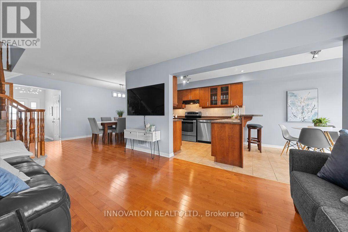 195 Golflinks Drive, Ottawa, ON - Indoor Photo Showing Living Room