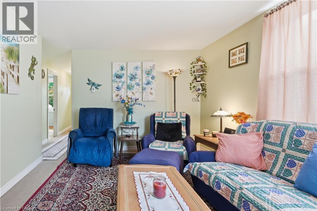 35 Chetwood Street, St. Catharines, ON - Indoor Photo Showing Living Room