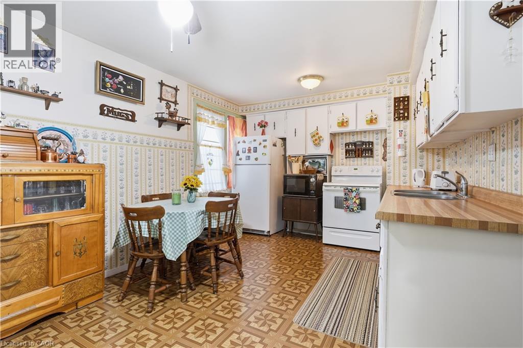 35 Chetwood Street, St. Catharines, ON - Indoor Photo Showing Kitchen