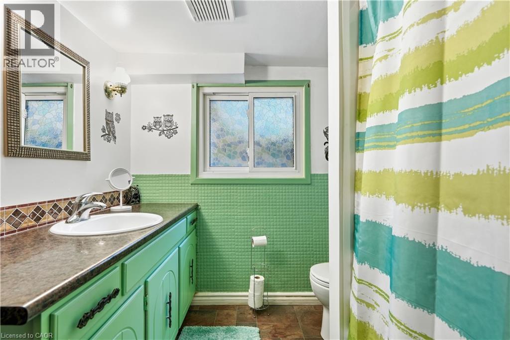 35 Chetwood Street, St. Catharines, ON - Indoor Photo Showing Bathroom
