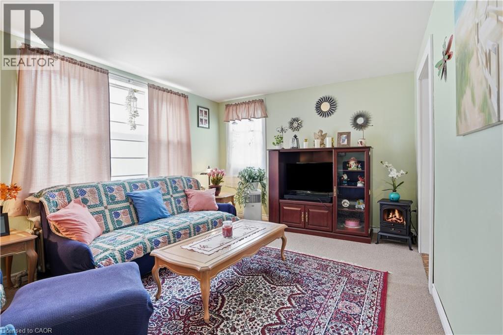 35 Chetwood Street, St. Catharines, ON - Indoor Photo Showing Living Room
