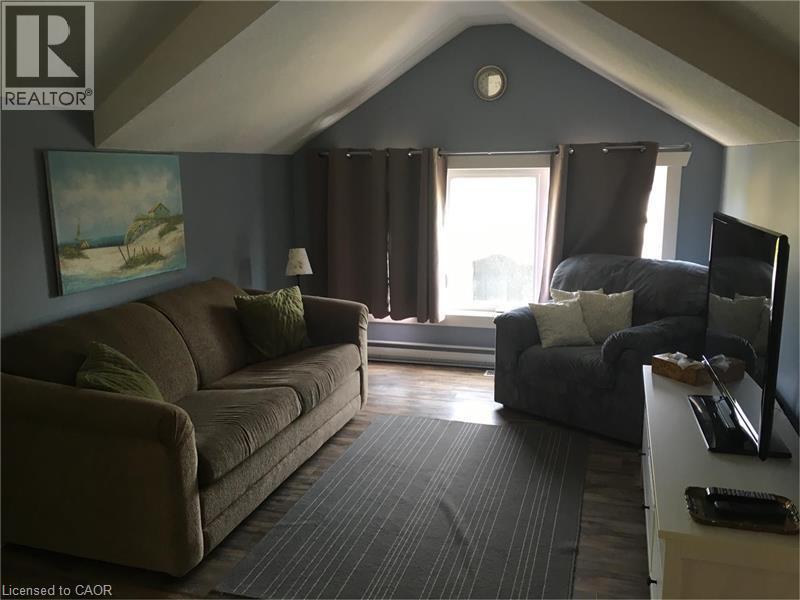 38 Walter Street, Turkey Point, ON - Indoor Photo Showing Living Room
