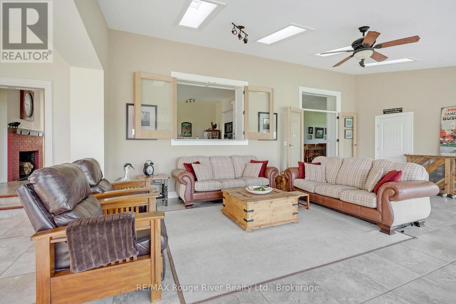 733 County Rd 2 Rd Road E, Otonabee-South Monaghan, ON - Indoor Photo Showing Living Room