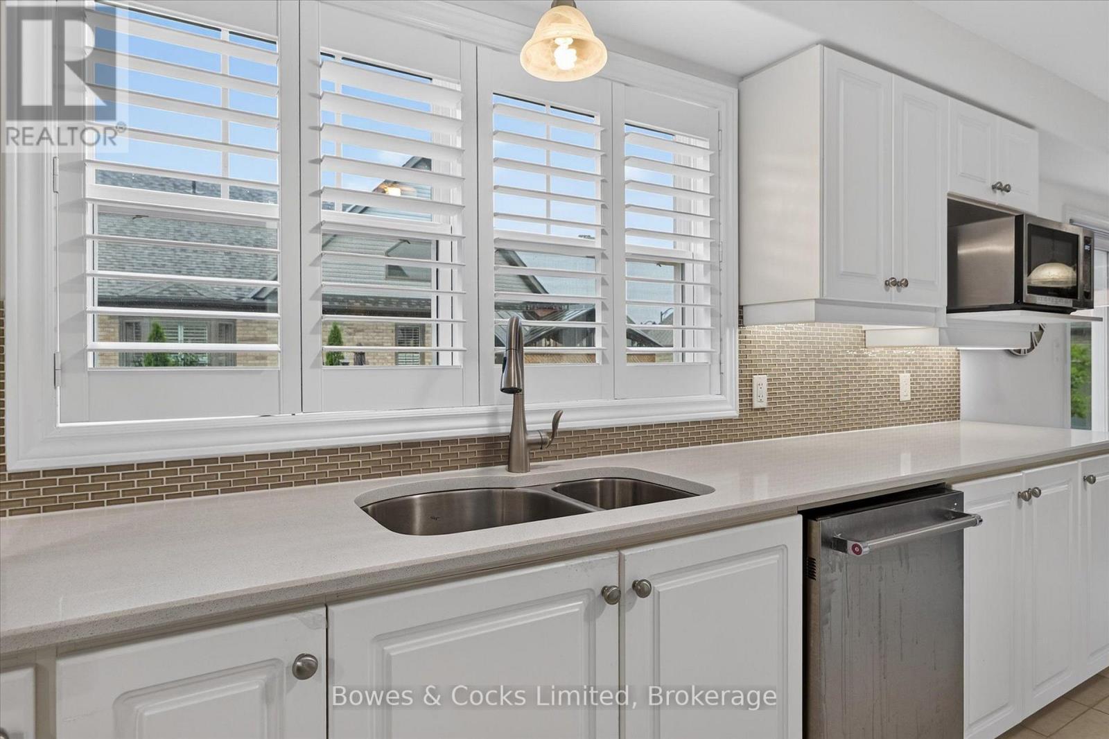 534 Grange Way, Peterborough (Northcrest Ward 5), ON - Indoor Photo Showing Kitchen With Double Sink